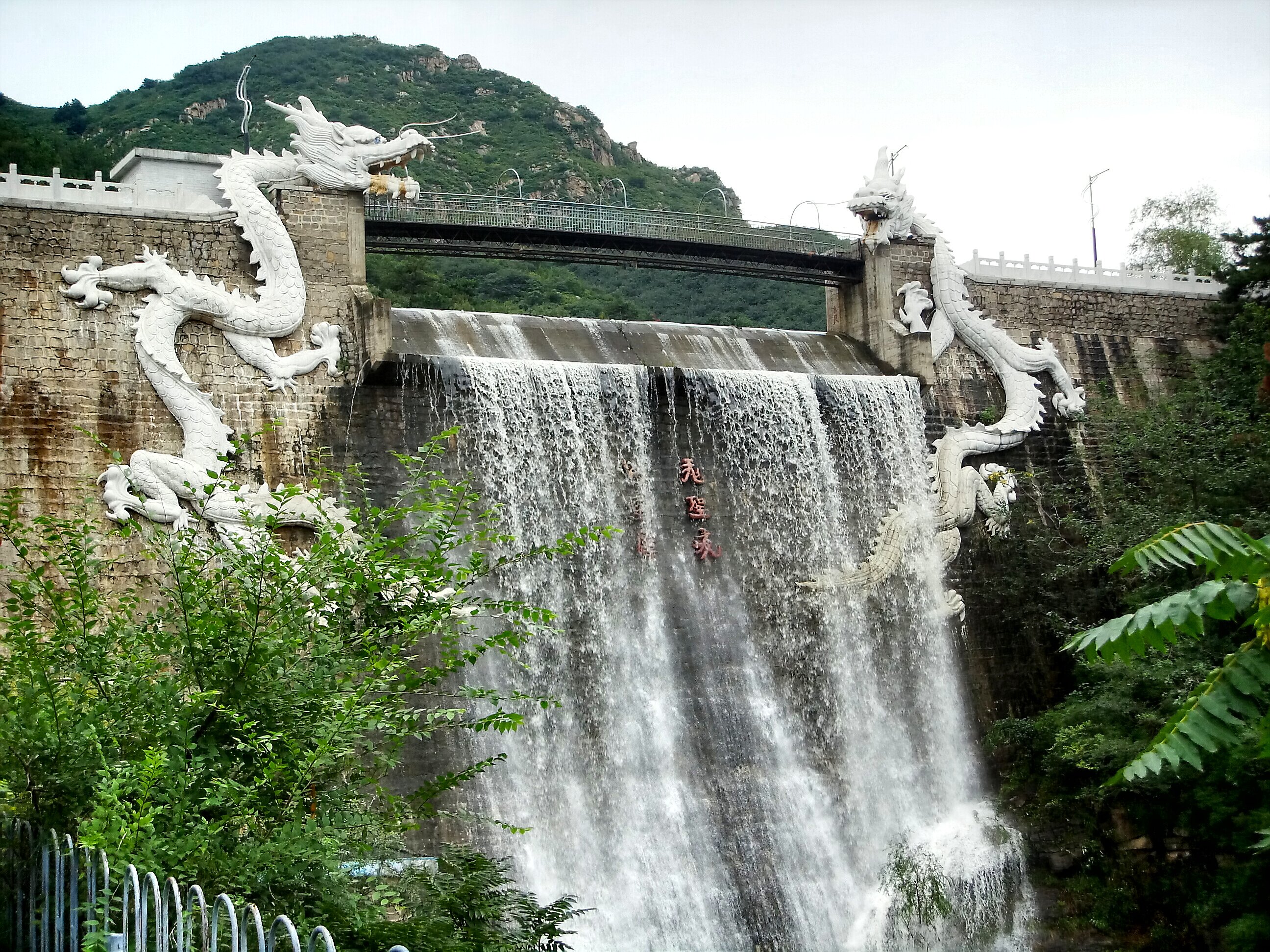 白龙潭风景区位于密云区龙潭沟山谷内.